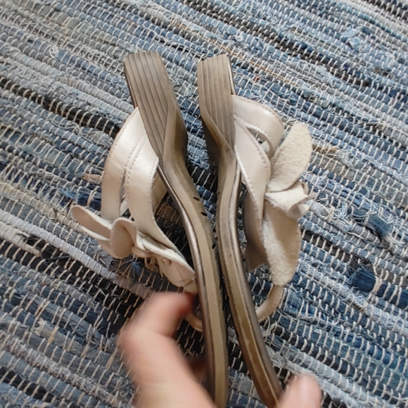 Clarks white leather micro wedge sandals with flower size 7.5 - Picture 3 of 6